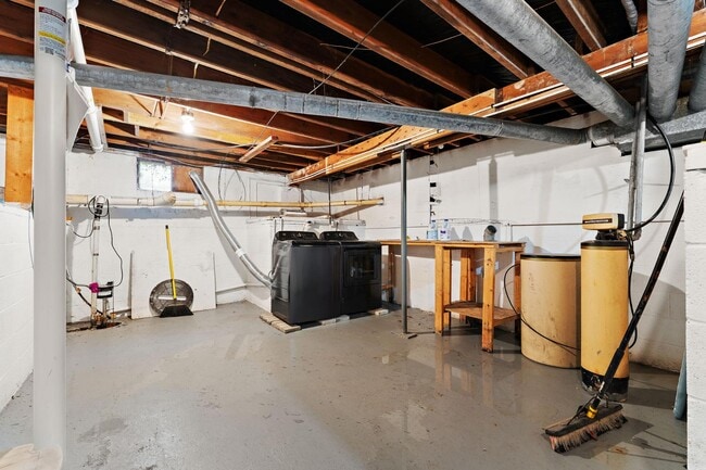Building Photo - 2201 Ade Ave