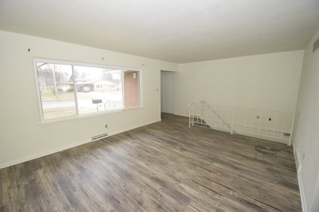 Building Photo - 3 bed / 3 bath Home for Rent in Hobart