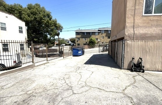 Building Photo - 144 E Ave 33