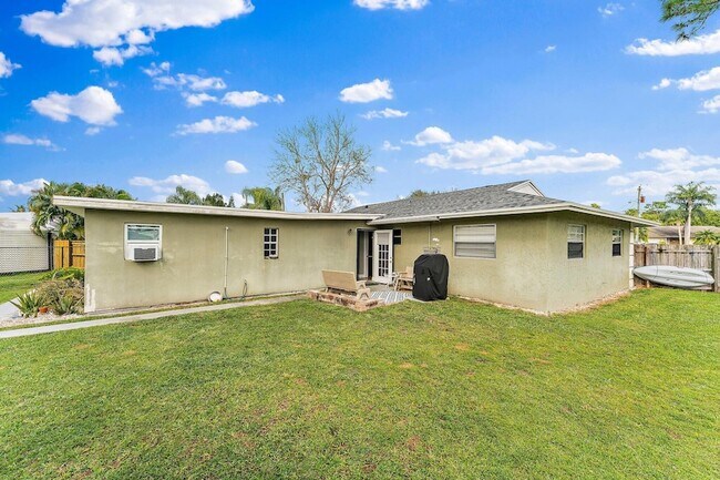 Building Photo - 5854 SE Orange Blossom Trail