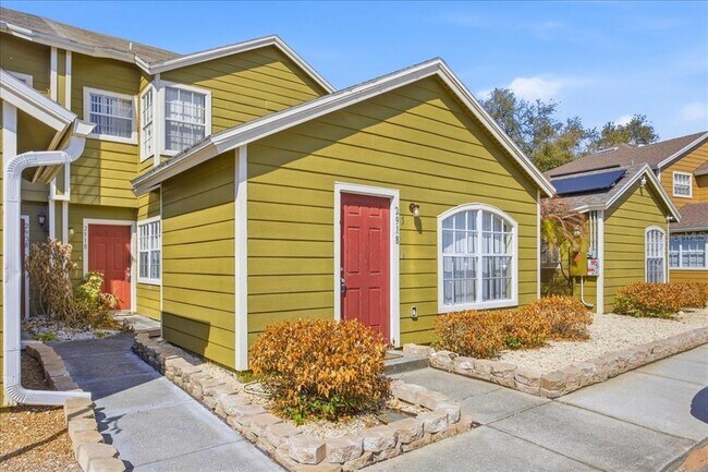 Building Photo - 2918 Fan Palm Dr