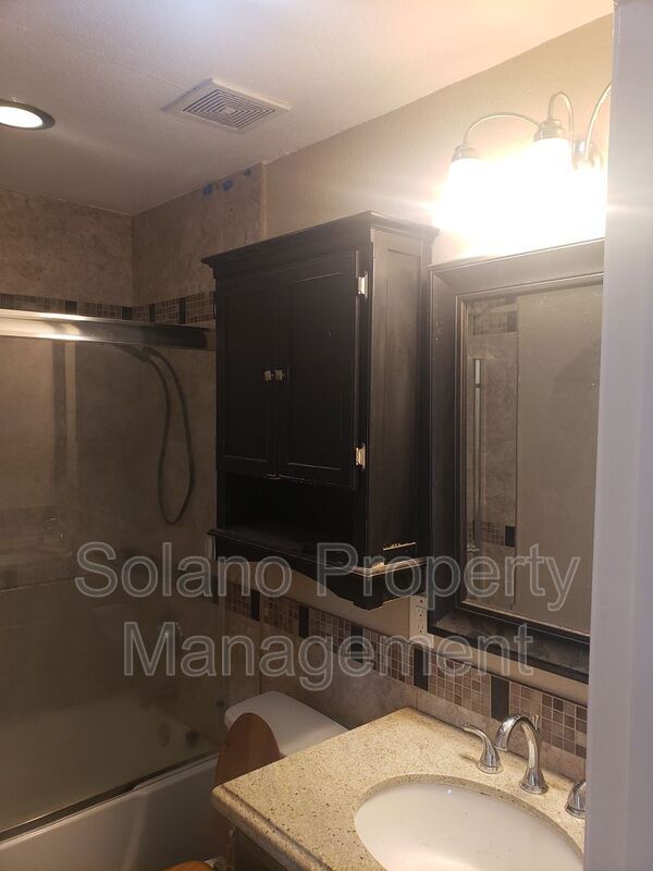 Building Photo - 340 Colonial Cir