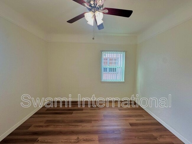 Building Photo - 2066 Chestnut Ave