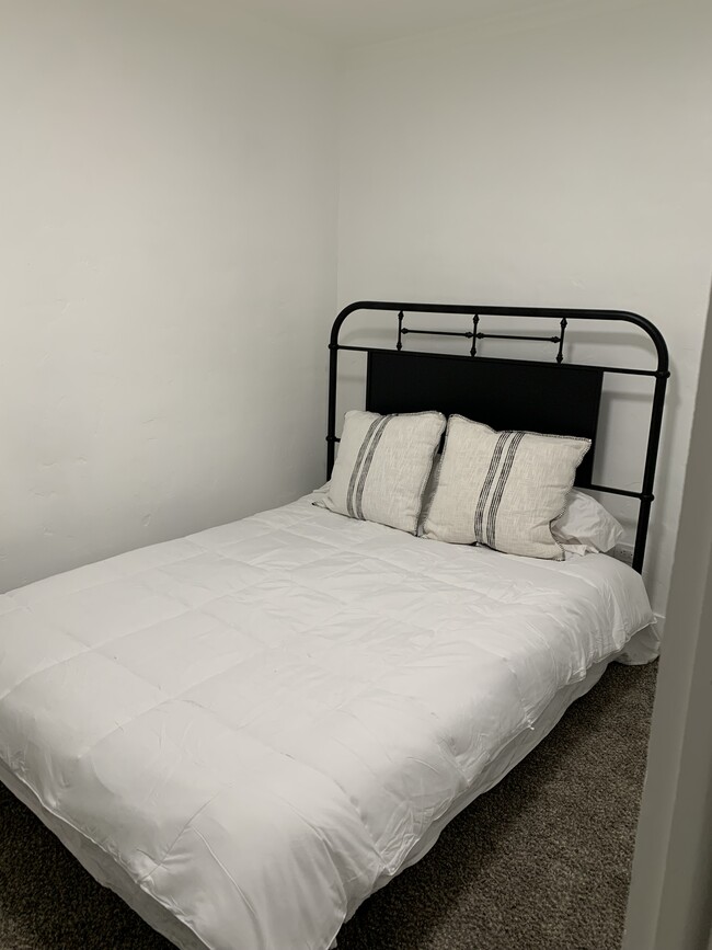 Queen bed - 614 W Lacrosse Ave