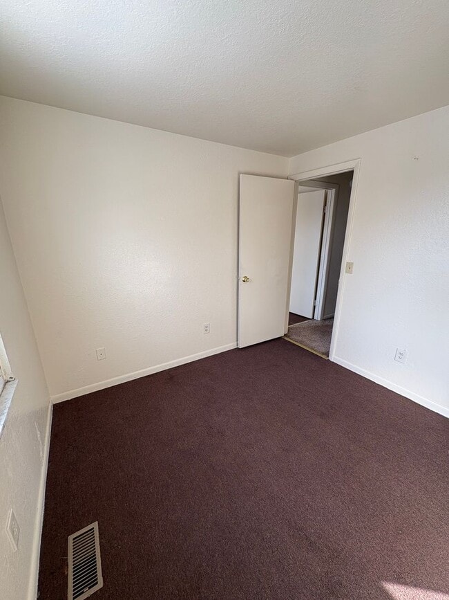 Building Photo - Charming 4 bed home located at in North Toledo