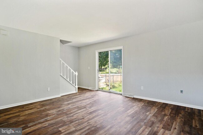 Building Photo - 307 Meeting House Ln
