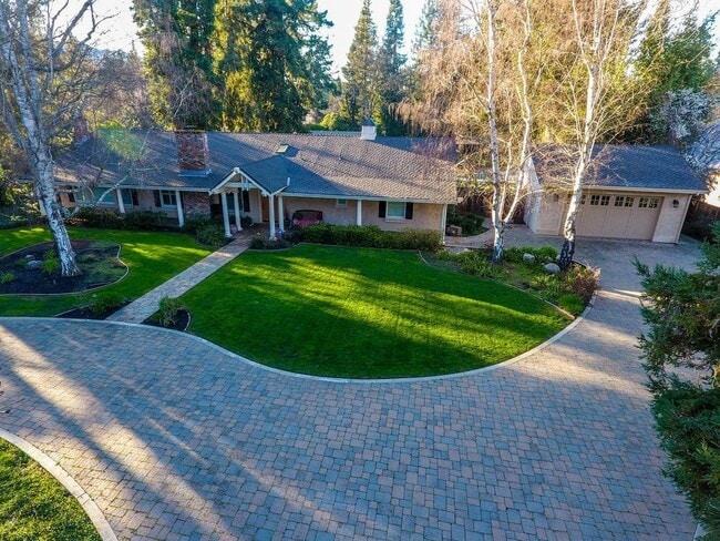 Building Photo - Gorgeous Property on Private Street conveniently located on West side near Downtown!