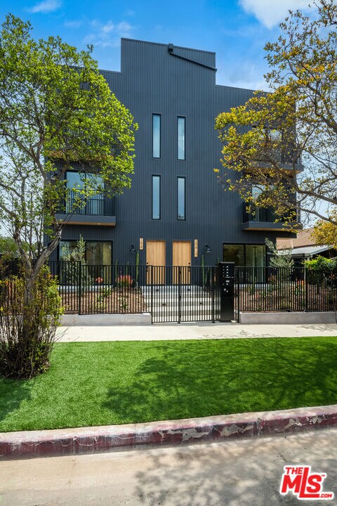 Building Photo - 354 1/2 Newland St