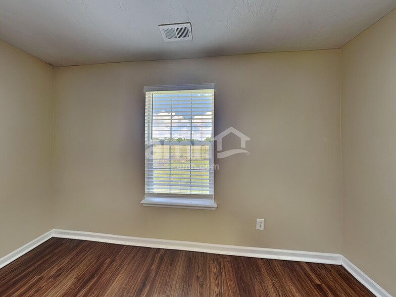 Building Photo - 717 Breakers Ln