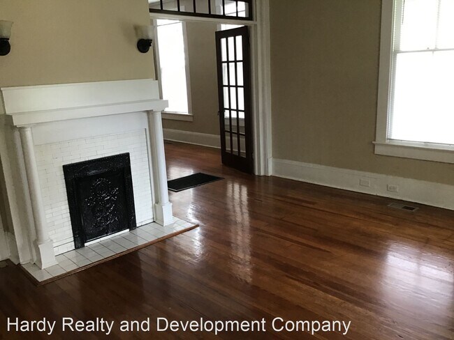 Building Photo - 2 br, 1 bath House - 206 E. 8th Street
