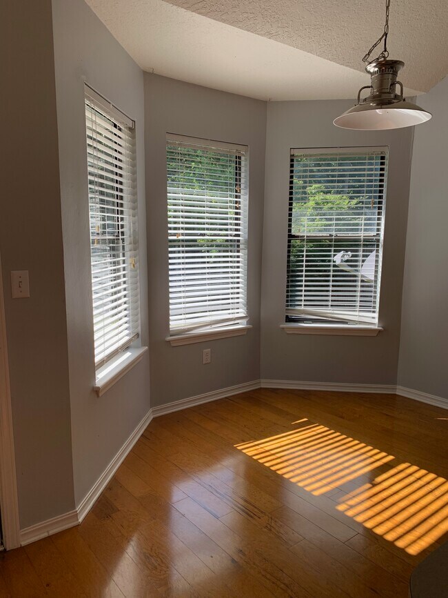 Building Photo - 2010 S Elm St