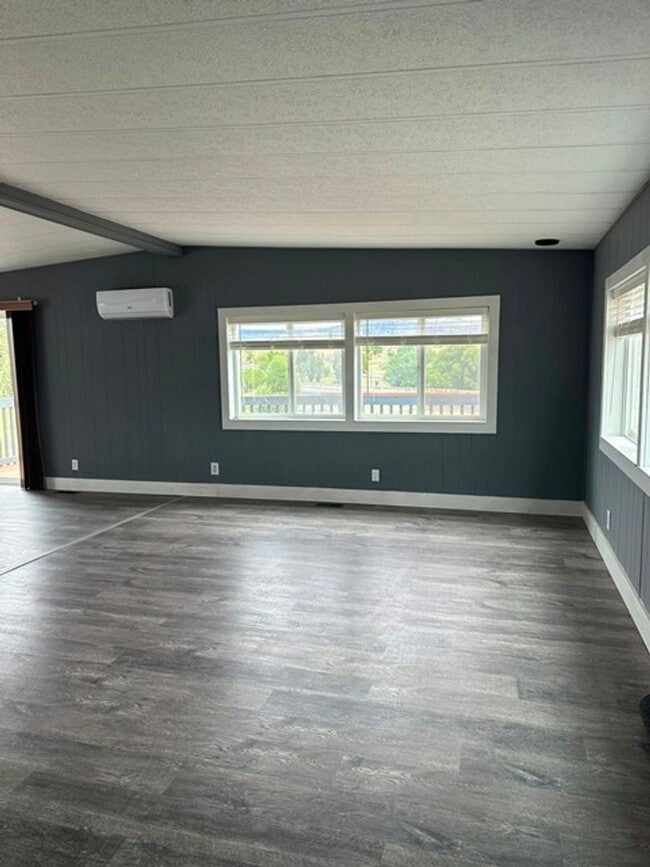 Building Photo - Updated 3 bedroom House