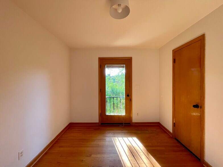 Building Photo - 302 N Meadow Ln