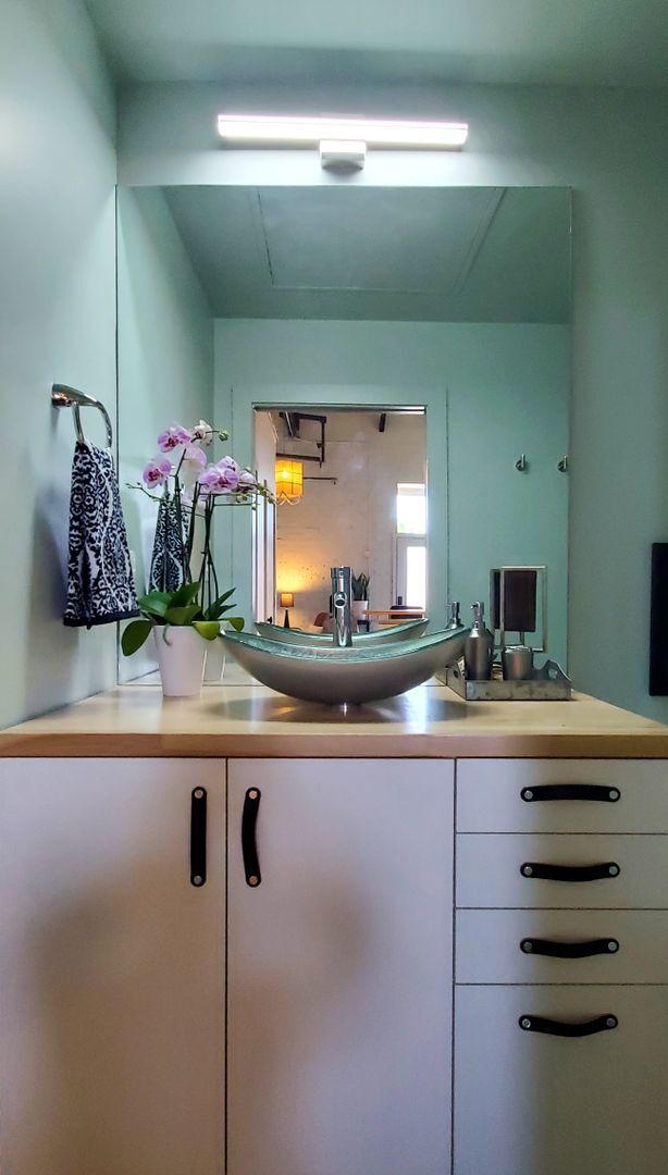 Building Photo - 1020 E 6th St