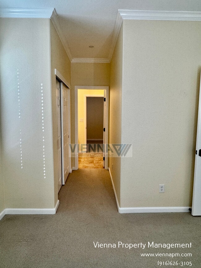 Building Photo - 829 Courtyards Loop