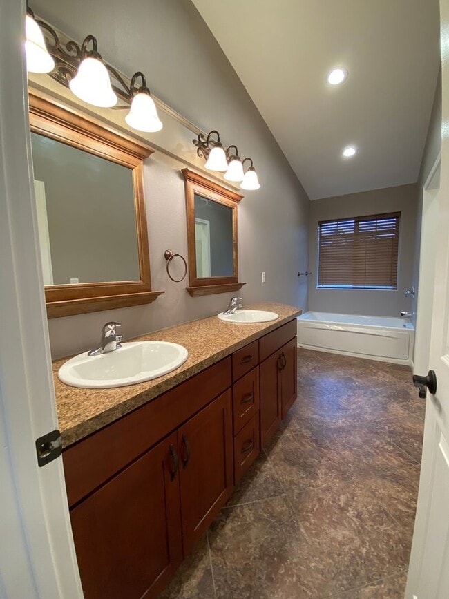 Building Photo - Spacious 3 BR 2 BA 2 Car garage on acreage