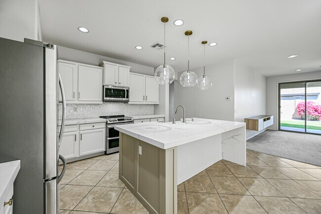 Building Photo - 3 bedroom 2 bath Home