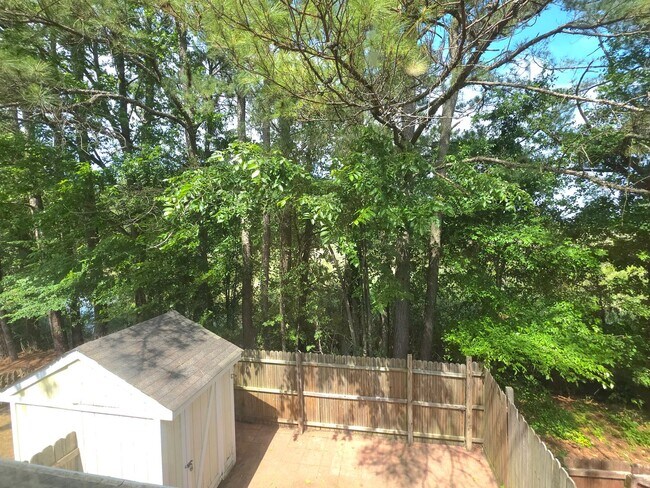 Building Photo - Move in Ready 3 Bedroom Townhouse in Yorktown!