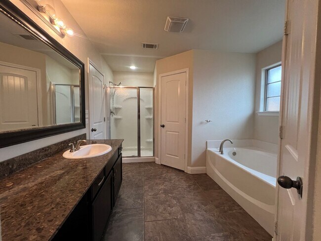 Building Photo - 9914 Rainbow Dr