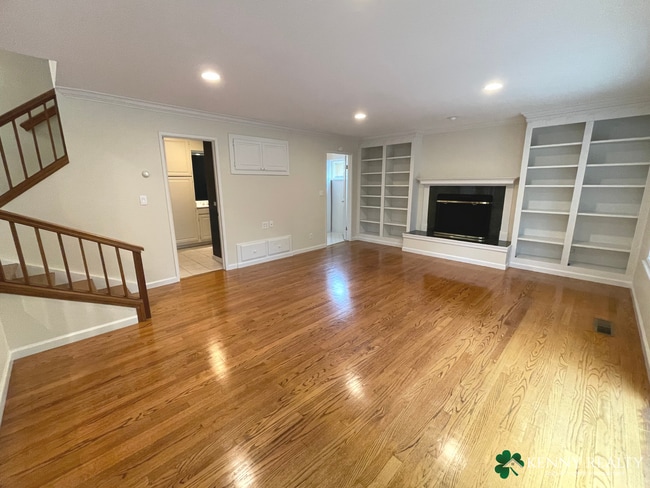 Building Photo - Large 3 Bedroom, 2.5 Bathroom, Great Neigh...