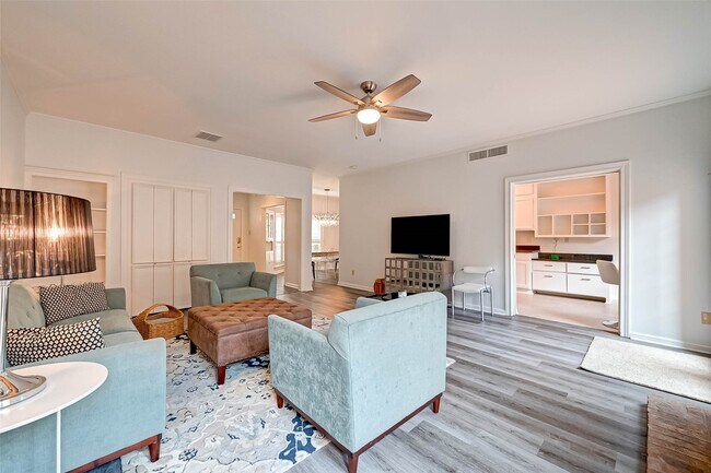 Building Photo - 600 Wilcrest Dr