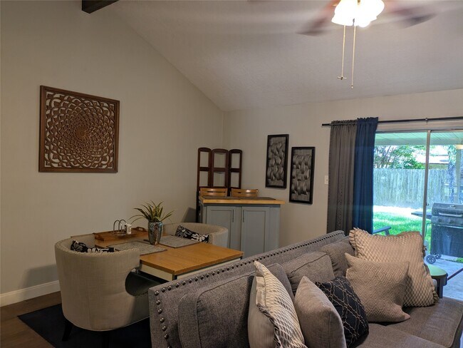 Building Photo - 5303 Lincoln Town Dr