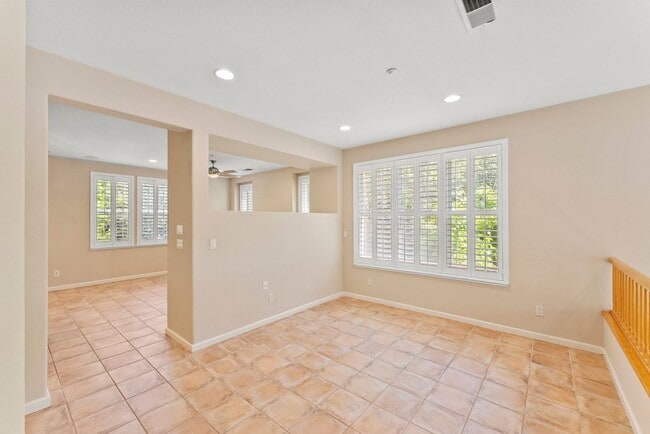 Building Photo - PARKSIDE LUXURY LIVING!