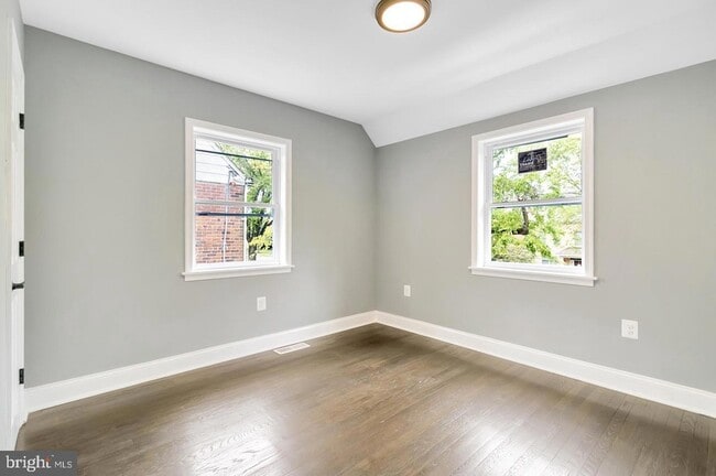 Building Photo - 6005 New Hampshire Ave NE