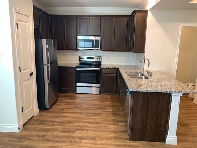 Building Photo - 3/2.5/1.5 Duplex /Easy access to I-35 / Fridge, Washer, Dryer / Fenced in yard / NBISD
