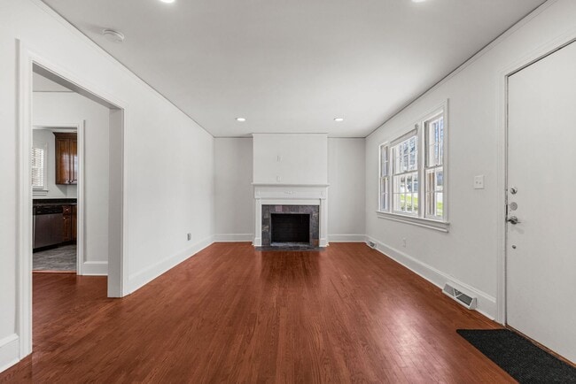 Building Photo - 202 Robinson St