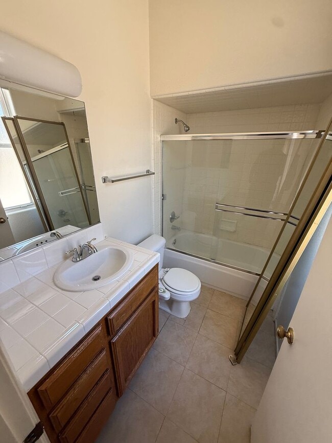 Building Photo - Cozy 3-Bedroom Home in Southwest Bakersfield