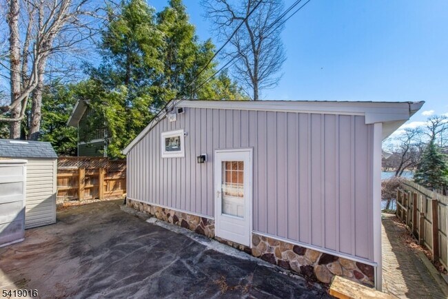 Building Photo - 25 Lake Rd