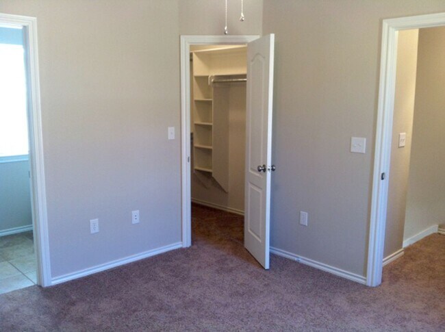 Building Photo - Coming Soon! 1 Bedroom 1.5 Bath Townhome f...