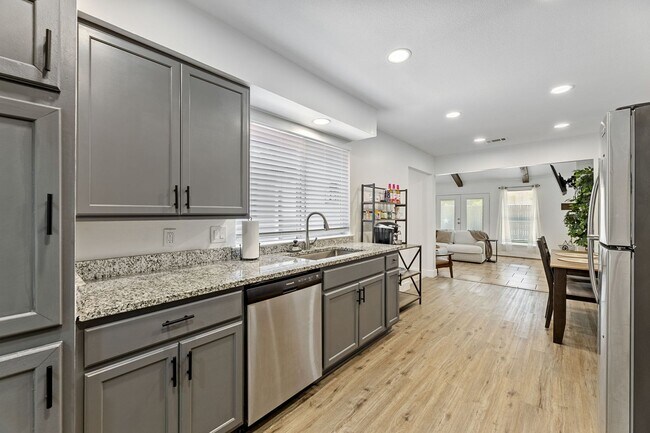 Building Photo - READY FOR MOVE IN NOW!