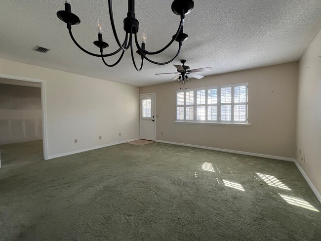 Building Photo - Bright and airy 2 Bedroom, 2 Bath home in ...