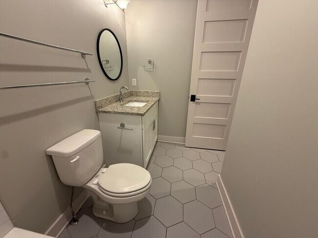 Building Photo - Modern 2 Bedroom Condo in the Heart of Melrose