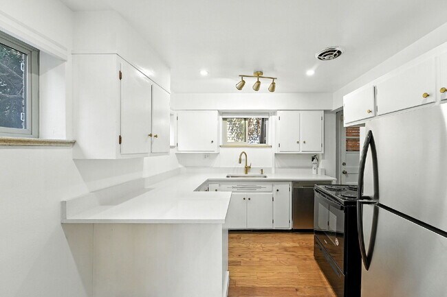 Building Photo - Great Property in the DU area!