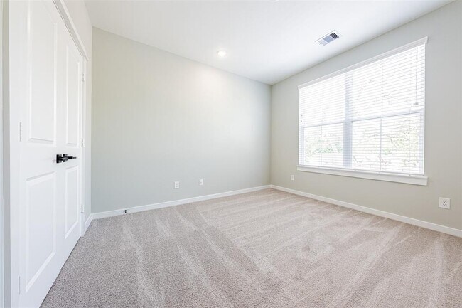 Building Photo - 8402 Berry Grn Ln