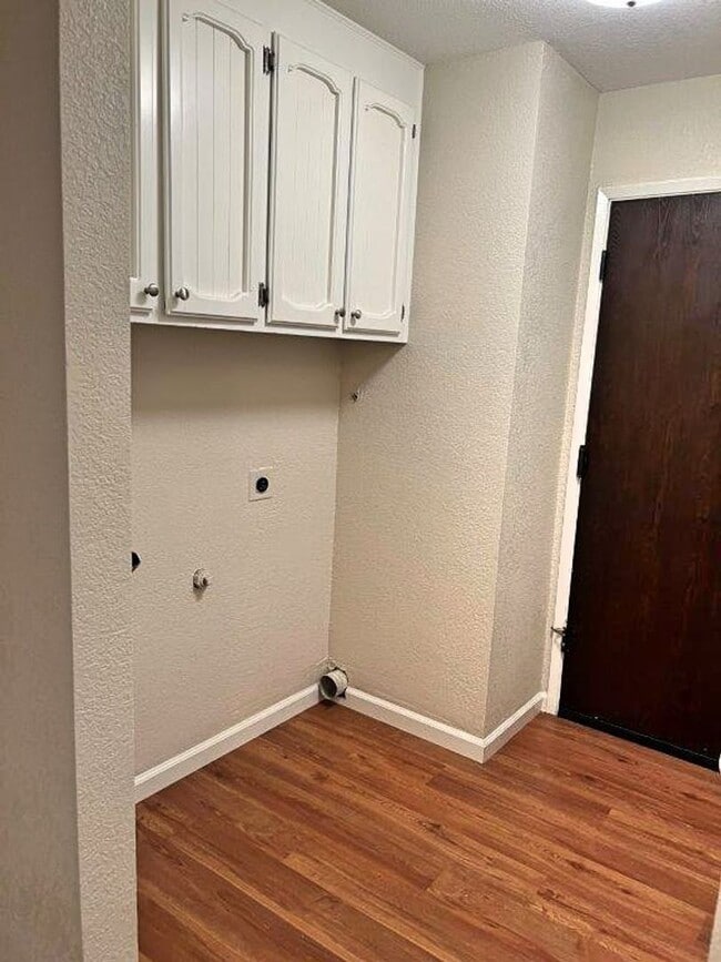 Building Photo - Remodeled Beautiful 2 Bedroom Senior Duple...