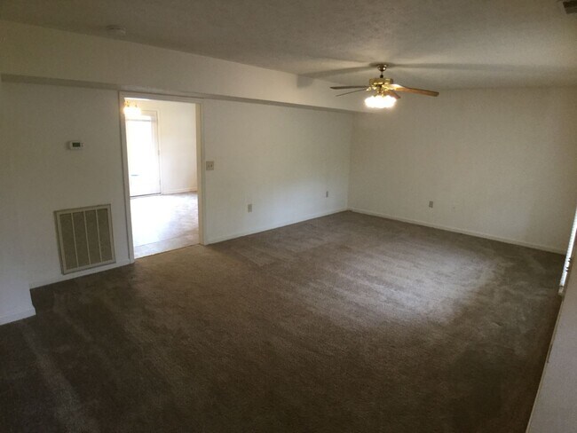 Building Photo - Christiansburg, 3 BR / 2 BA, Available 8/1