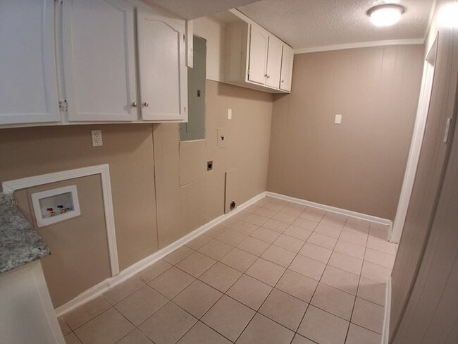 Building Photo - Large Home For Rent!