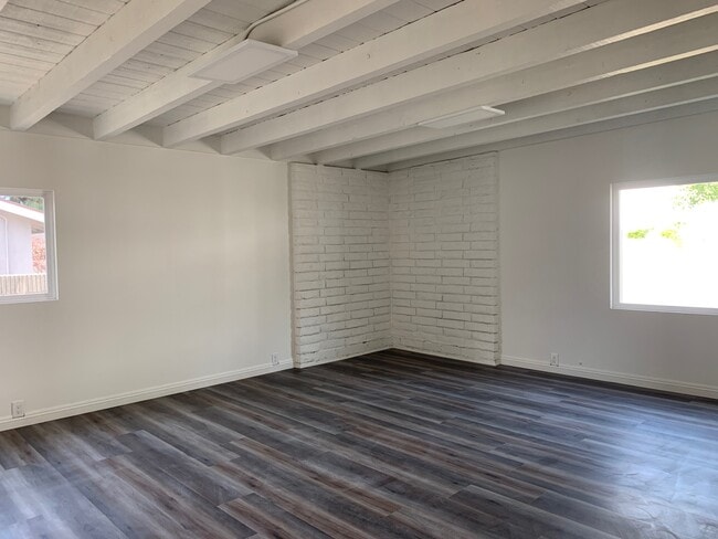 Building Photo - 611 E Del Mar Ave