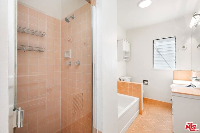 Building Photo - 1323 N Olive Dr