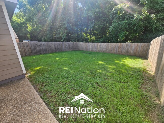 Building Photo - Move-In Ready 3BR Home in 38128 - Hardwood Floors, Attached Garage & Private Yard