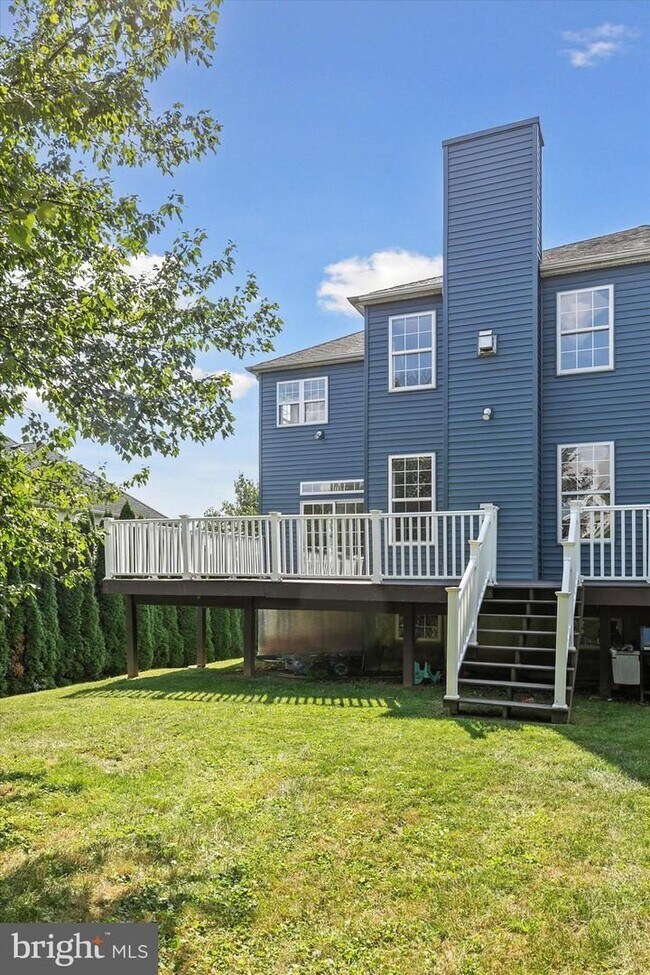 Building Photo - Spacious Townhome with 4 Bedrooms and 3.5 Baths!!