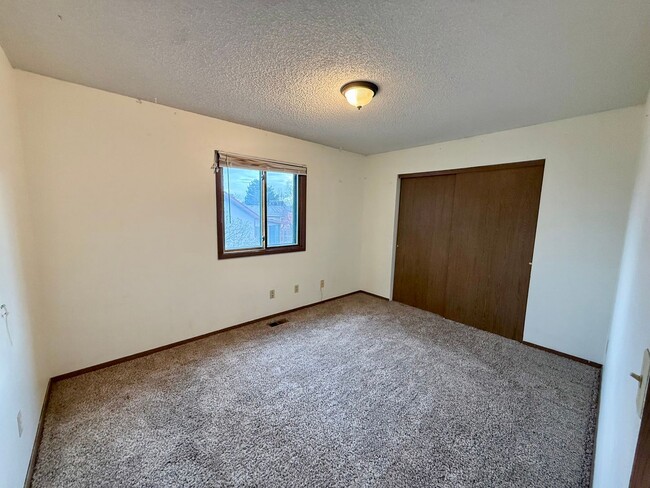 Building Photo - Large 4 Bedroom/2 Bath Bi-Level Home with ...