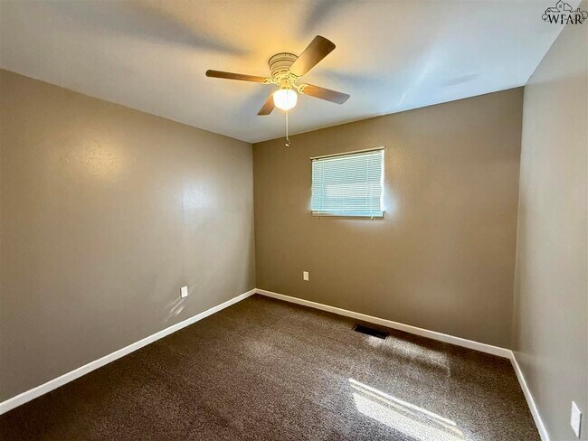 Building Photo - 1210 Clover Dr