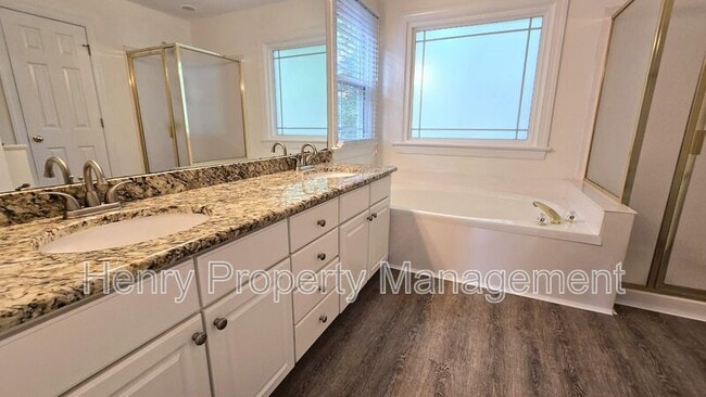 Building Photo - 206 W Hill Dr