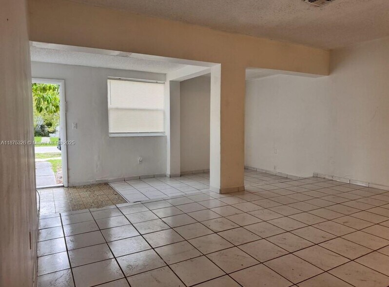Building Photo - 1565 NE 141st St
