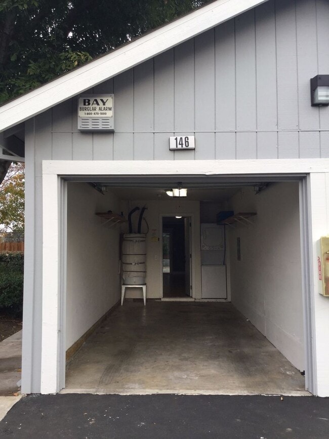Building Photo - 2 Bedroom / 1 Bathroom Townhome in Bay Point